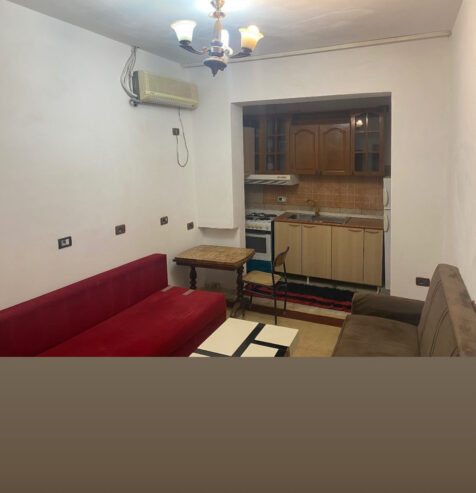 🏠 Jepet Apartament 1+1 me Qera në Qender, Rruga e Barrikadave!