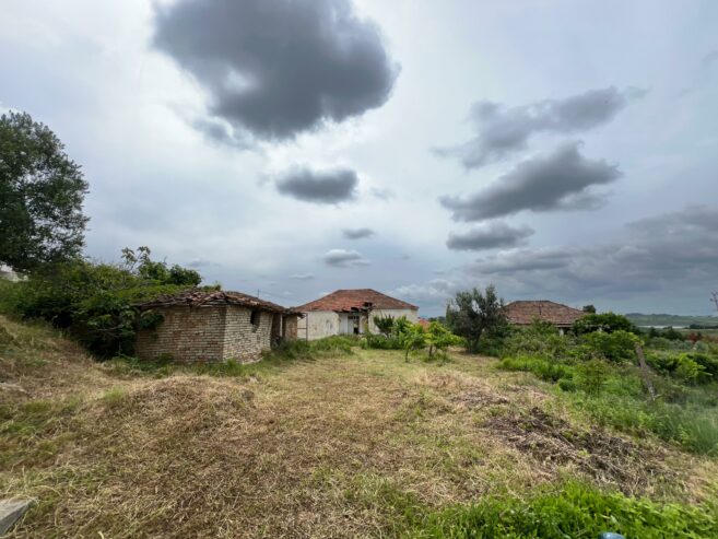 Shitet, Shtëpi Private+2800 m2 Tokë “Maminas” .