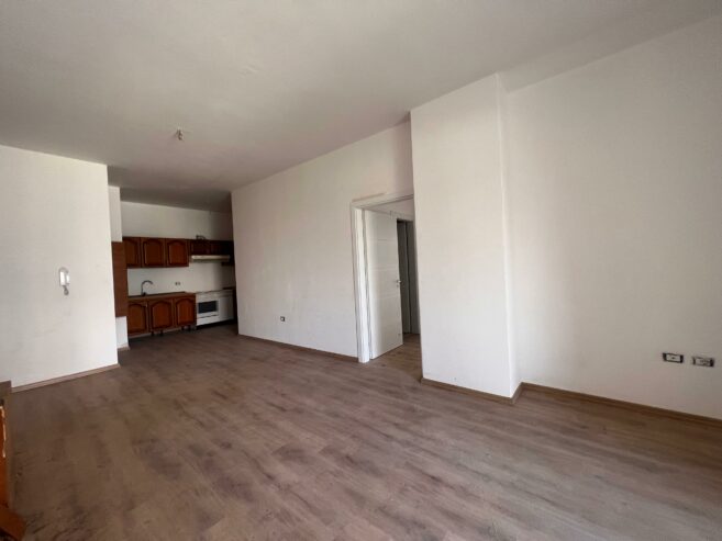 Shitet, Apartament 2+1+ballkon, ”Ish Fusha e Aviacionit ” Tiranë.