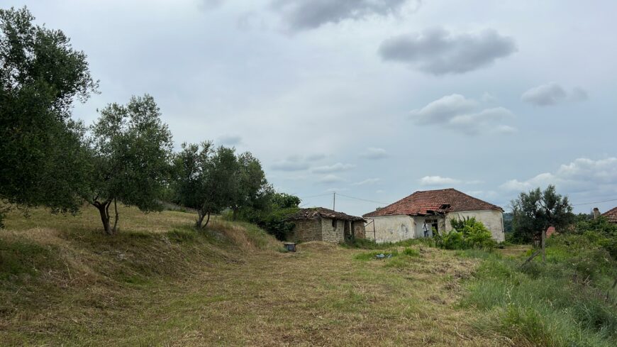 Shitet, Shtëpi Private+2800 m2 Tokë “Maminas” .