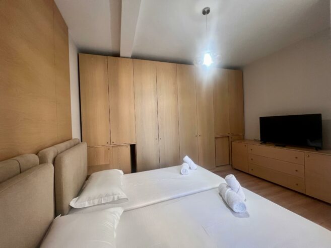 Jepet me qira, Apartament 2+1+ballkon, pranë ” Pazarit të Ri ”-Tiranë.