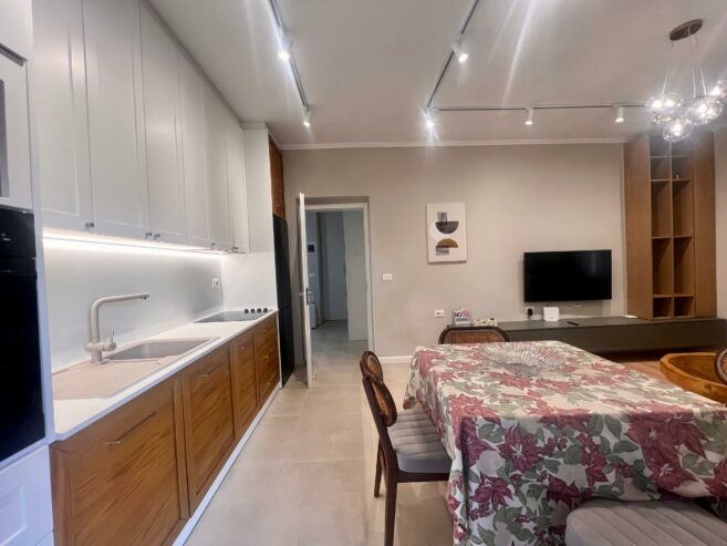 Jepet me qira, Apartament 2+1+ballkon, pranë ” Pazarit të Ri ”-Tiranë.