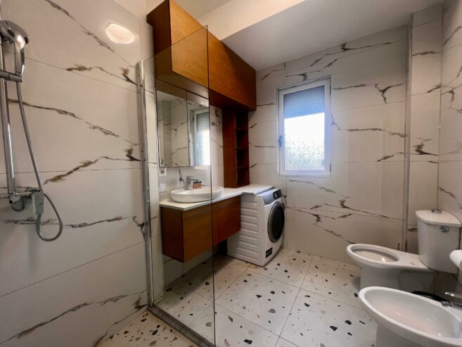 Jepet me qira, Apartament 2+1+ballkon, pranë ” Pazarit të Ri ”-Tiranë.