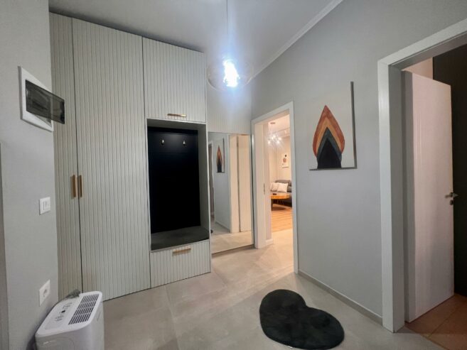 Jepet me qira, Apartament 2+1+ballkon, pranë ” Pazarit të Ri ”-Tiranë.