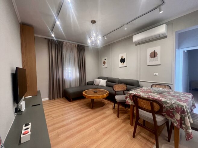 Jepet me qira, Apartament 2+1+ballkon, pranë ” Pazarit të Ri ”-Tiranë.