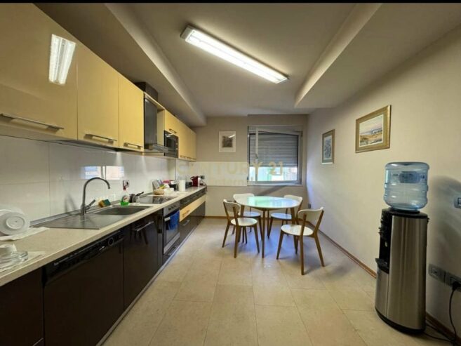 Apartament 3+1+3 ne Bllok per Shitje