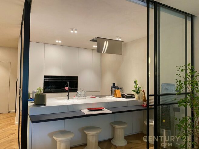 Apartament Luksoz 3+1+3 me Qira në zonën e Ish-Bllokut